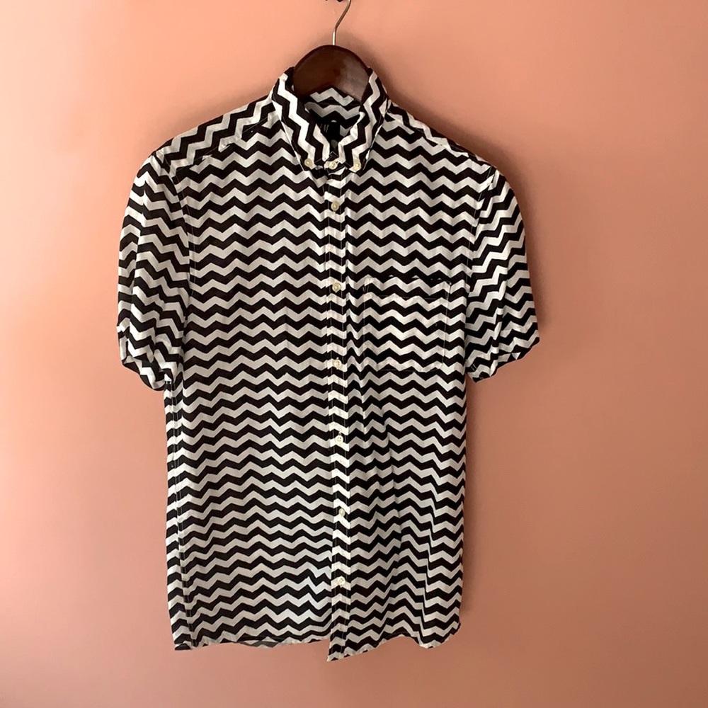 Men’s small H&M black and white chevron button up